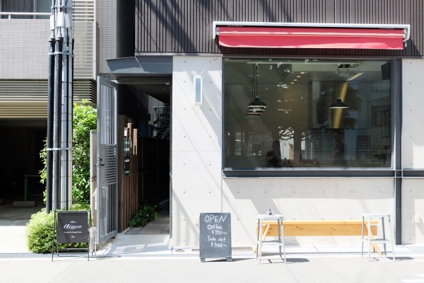 渋い店主と無骨な空間に癒される穴場スポット