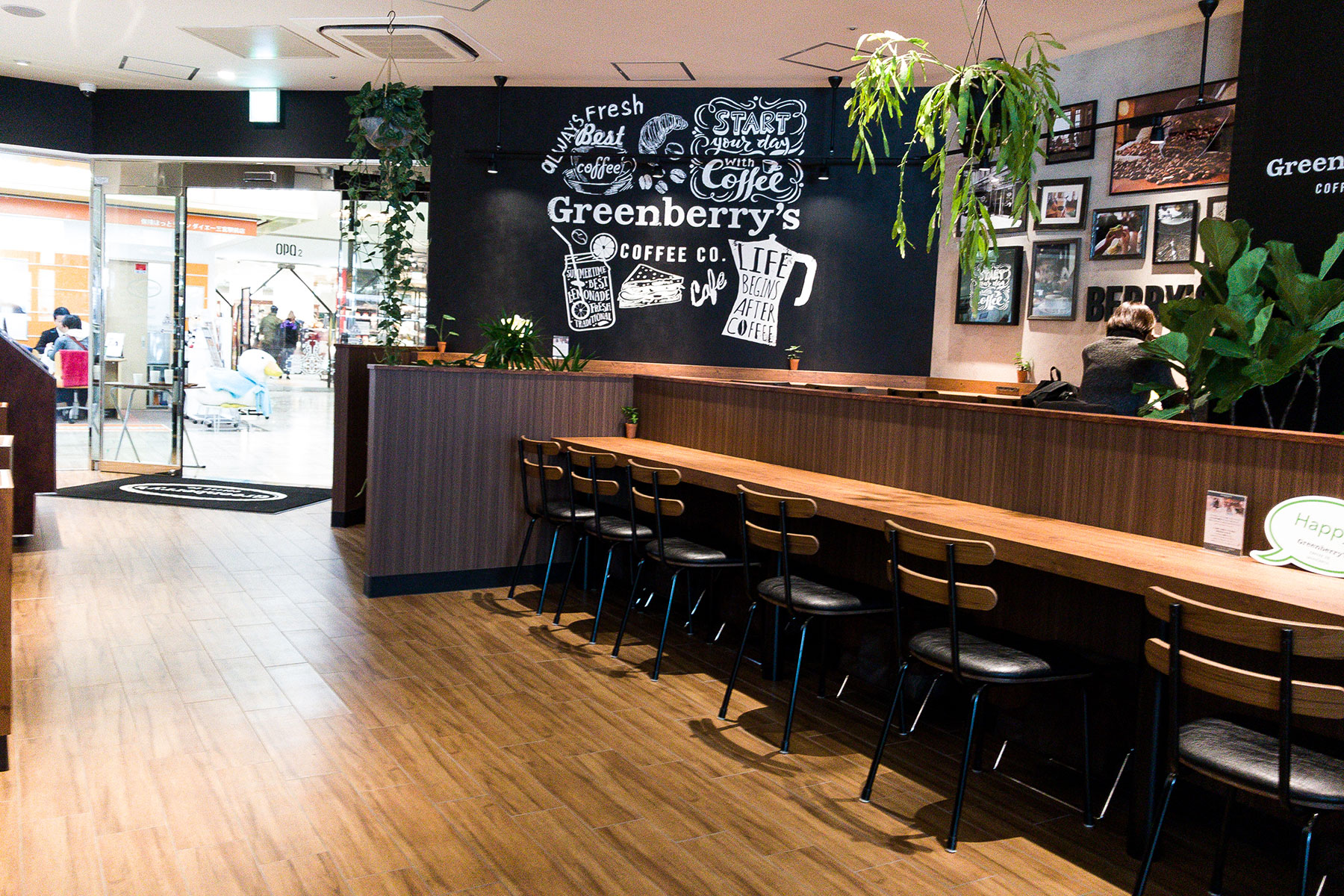 アーモンドミルクを味わえるカフェ&コーヒースタンド GreenBerrys COFFEE 三宮駅前店