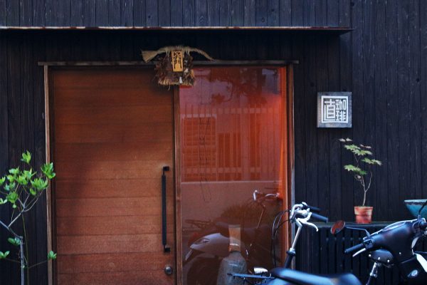 珈琲を茶室のようなミニマルな空間