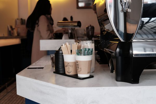 仕事前にコーヒーを一杯。仕事帰りにはワインを一杯。