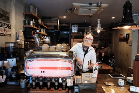 COFFEE ROUGHNECKS 武骨な空間はニュージーランドスタイルのカフェ