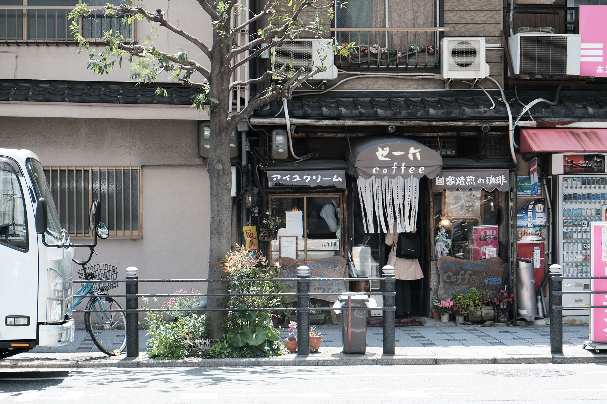 自家焙煎のコーヒーとアイスモナカと ゼー六 本町店
