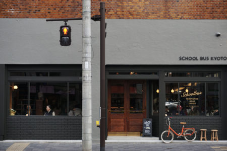 SCHOOL BUS COFFEE STOP KYOTO おすすめはフラットホワイト！窓際で飲むのが今の気分