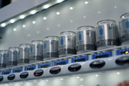 ブルーボトルコーヒーの缶コーヒーが手軽に購入できる自動販売機が登場
